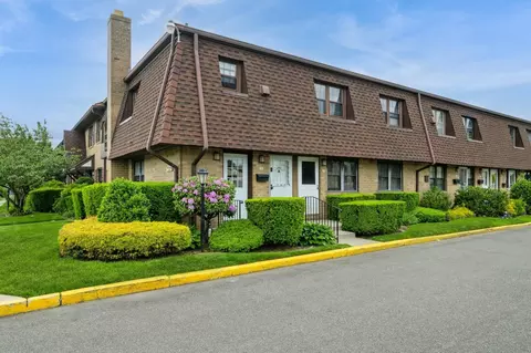 240 Mariners Way, Copiague, NY 11726