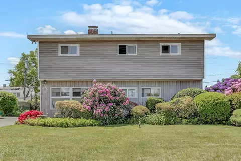 135 Sunrise Ln, Levittown, NY 11756