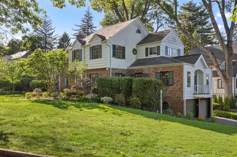 119 Knickerbocker Rd, North Hempstead, NY 11030