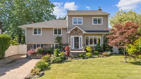 3 Deb St, Plainview, NY 11803