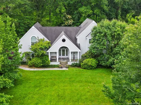 16 Club Way, New Castle, NY 10549