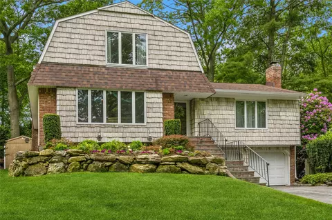 2 Caryl Pl, Kings Park, NY 11754