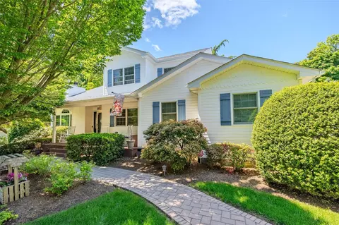 4 Pak Ct, Setauket, NY 11733