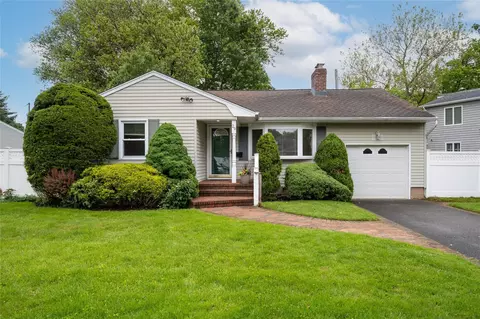 29 Newmarket Rd, Syosset, NY 11791