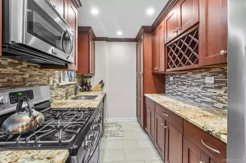 640 W 231 St #2D, New York, NY 10463