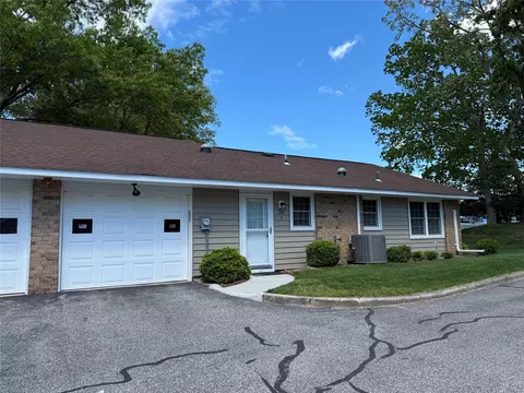 286 Berwick Ct #A, Ridge, NY 11961