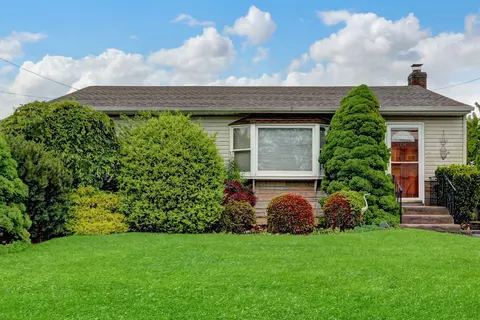 207 N 3rd St, Bethpage, NY 11714