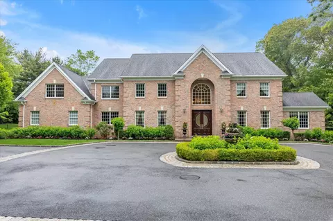 61 Geralind Dr, Syosset, NY 11791