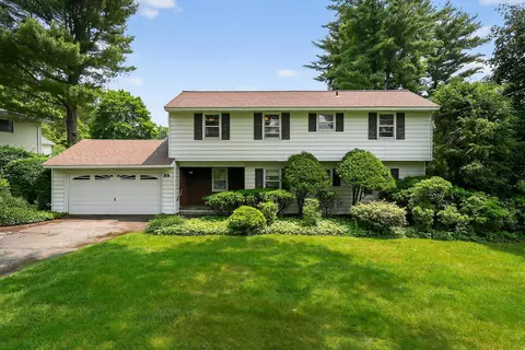 35 Old Farms Rd, Poughkeepsie, NY 12603