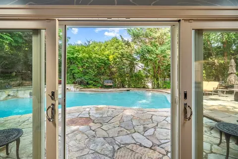 2 Field Ln, North Hempstead, NY 11577