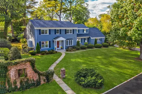 28 Valley Rd, North Hempstead, NY 11030