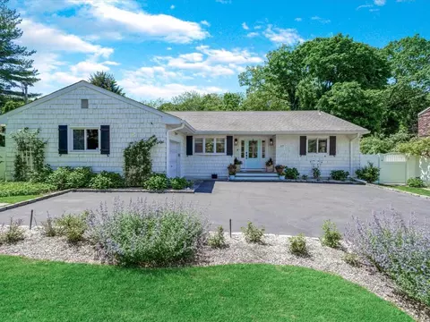 17 Irving Dr, Woodbury, NY 11797
