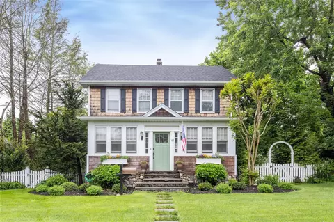 43 W 4th St, Locust Valley, NY 11560