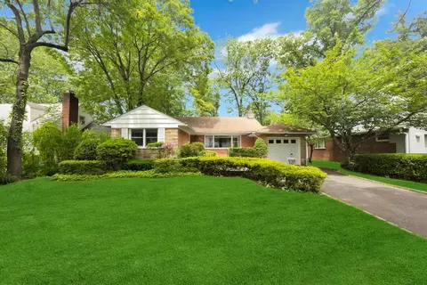 125 Wooleys Ln, North Hempstead, NY 11023