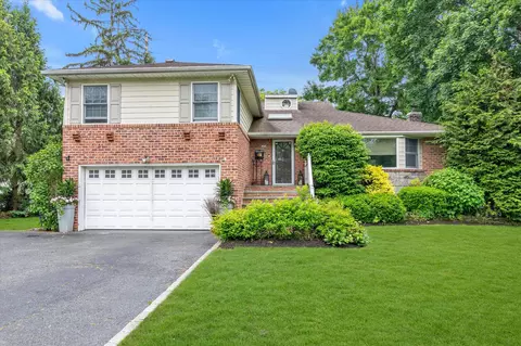 22 Sunnyvale Rd, North Hempstead, NY 11050