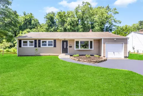352 Bay Ave, Patchogue, NY 11772