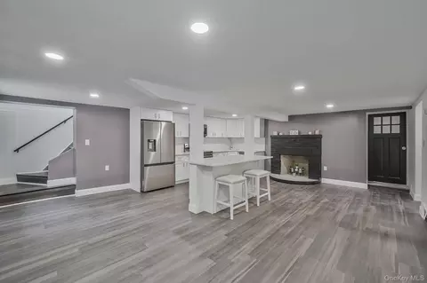 60 Sunburst Dr, Rocky Point, NY 11778