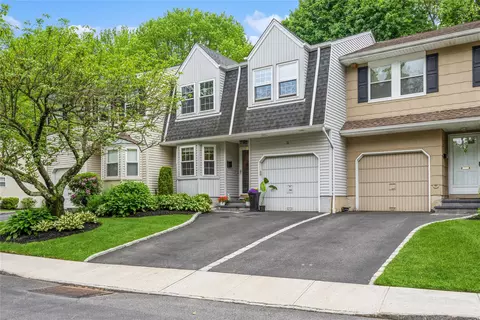 31 Manors Dr, Jericho, NY 11753