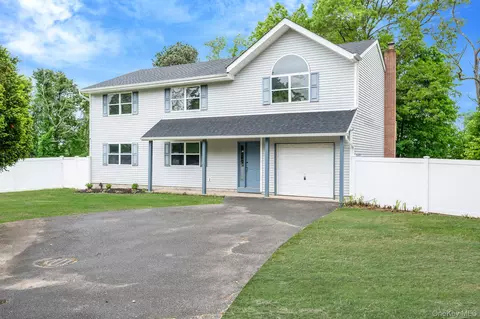 18 Locust Dr # -1, Bay Shore, NY 11706