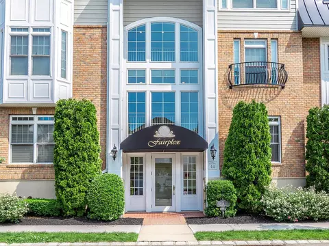 100 Shady Ln #100, North Hempstead, NY 11590