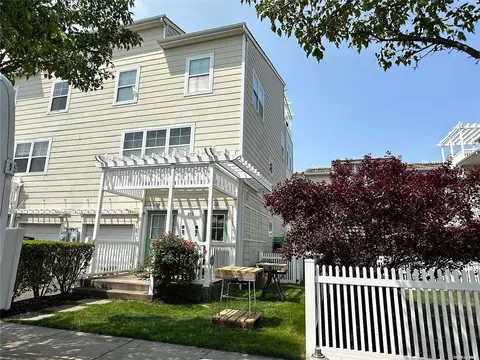 205 Aquatic Pl, New York, NY 11692