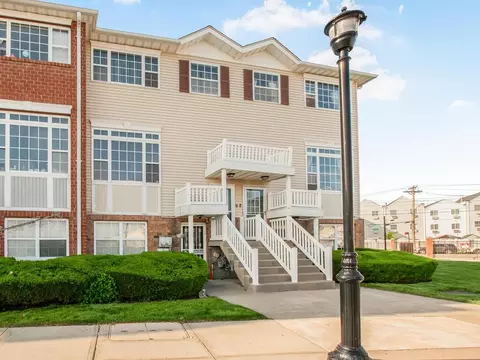 105 Surf Dr #25, New York, NY 10473