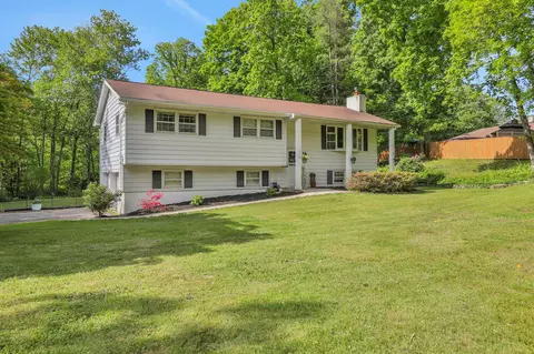 33 Greentree Dr N, Hyde Park, NY 12538
