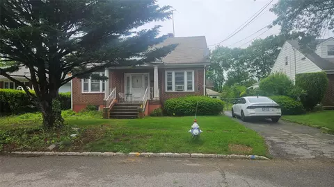 37 Netz Pl, North Hempstead, NY 11507