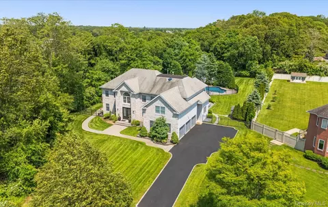 16 Home Ct, Huntington, NY 11743