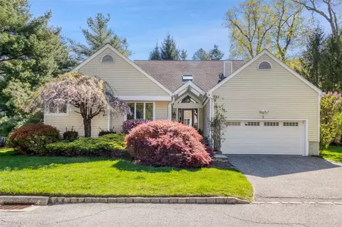 2 Lewiston Ct, Briarcliff Manor, NY 10510