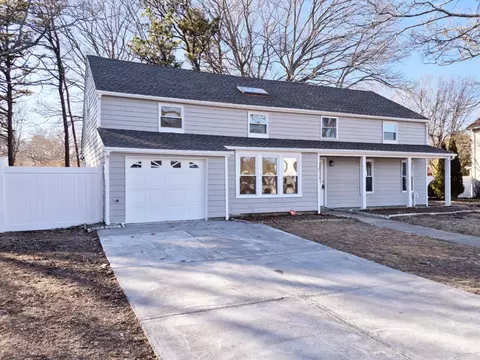52 Nottingham Dr, Middle Island, NY 11953