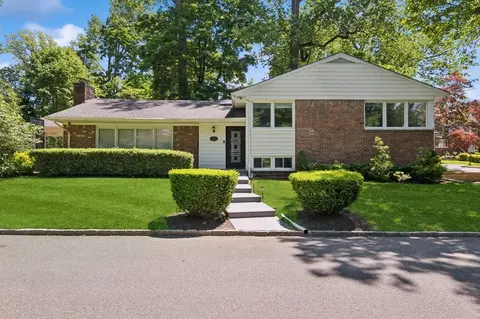 18 Woodcrest Rd, North Hempstead, NY 11024