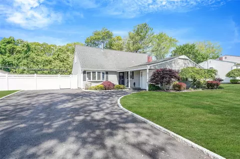 420 Greenbelt Pkwy, Holtsville, NY 11742