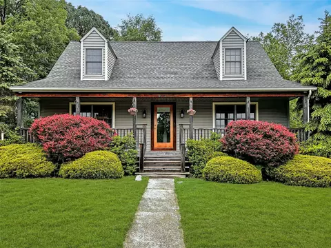13 Hidden View Dr, Walden, NY 12586