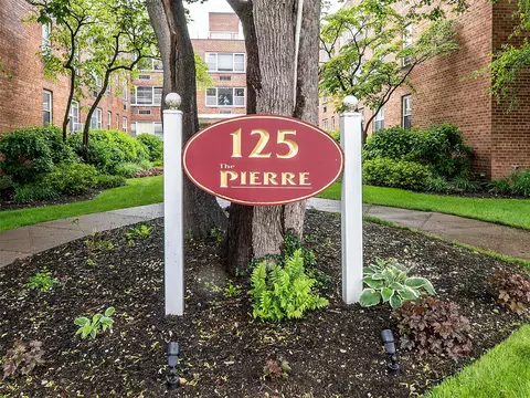 125 Main St #3K, North Hempstead, NY 11050