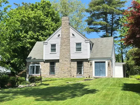 119 Old Mill Rd, North Hempstead, NY 11030