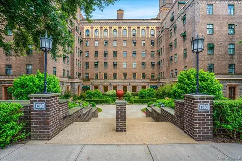 160 Middle Neck Rd #5A, North Hempstead, NY 11021