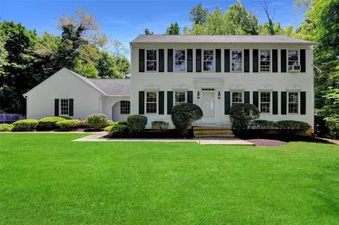 14 Wainscott Ln, Setauket, NY 11733