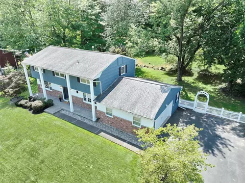 20 Woodglen Dr, Clarkstown, NY 10956