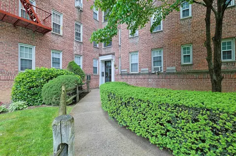 780 Bronx River Rd #A16, New York, NY 10708