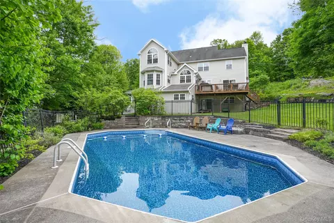 27 Millstream Ct, Pawling, NY 12564