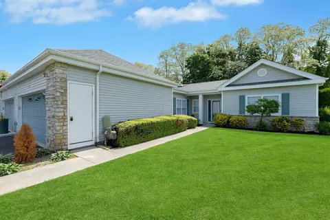 506 Oak Blf #506, Moriches, NY 11955