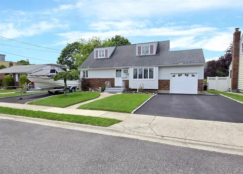 45 Cabota Ave, Copiague, NY 11726