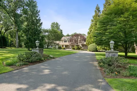 15 Beardsley Ln, Huntington, NY 11743
