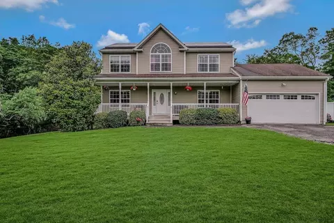 12 Nydia Ct, Yaphank, NY 11980