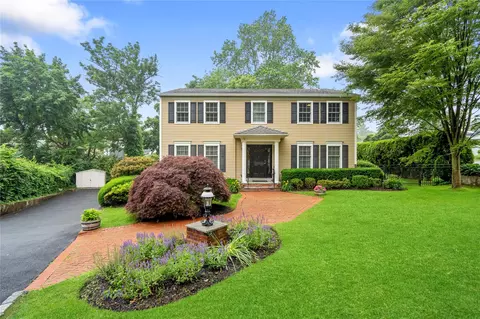 47 Homewood Pl, North Hempstead, NY 11030
