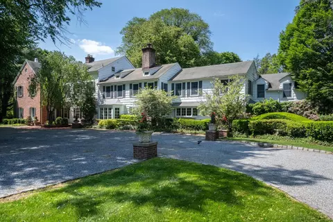8 Chicken Valley Rd, Glen Head, NY 11545