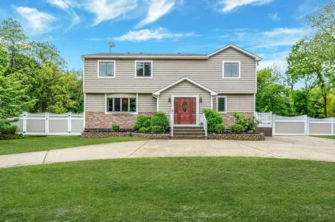 170 Oceanside St, Islip Terrace, NY 11752
