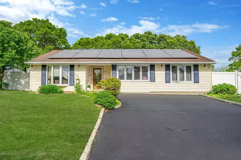 25 Biscayne Dr, Selden, NY 11784