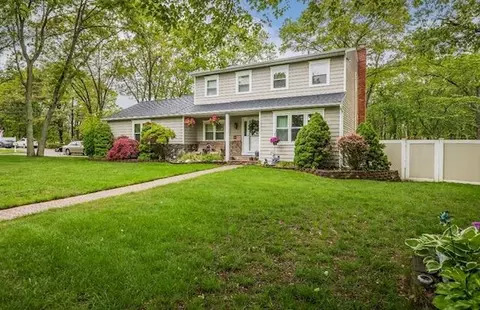 3 Deerfield Ct, Holtsville, NY 11742